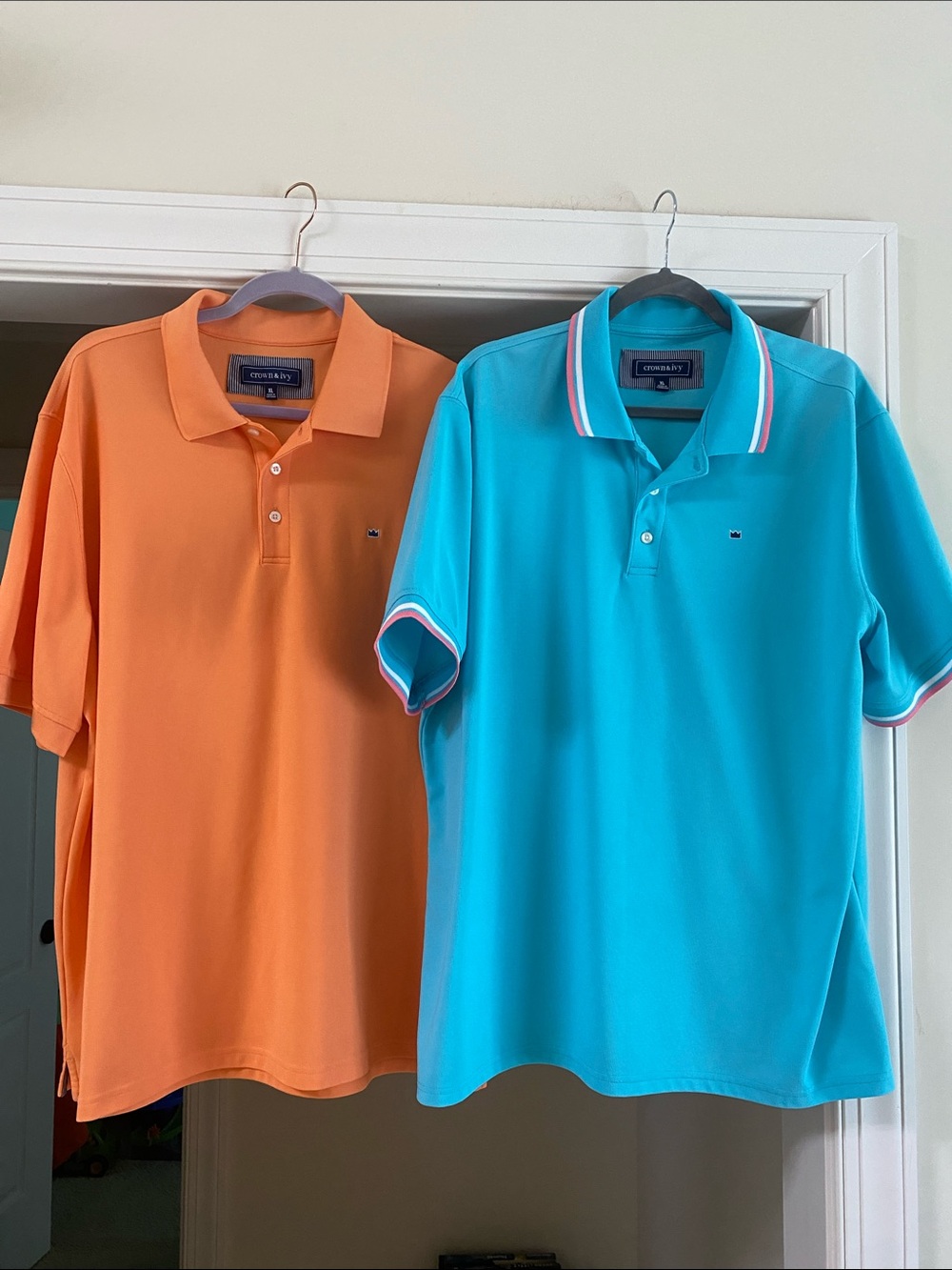 (2) Crown & Ivy Mens Soft Blue/Pink Stripe & Orange Golf Polo’s / Sz XL LIKE NEW